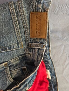 Wrangler Men’s Light Blue Relaxed Denim Jeans with Red Lining